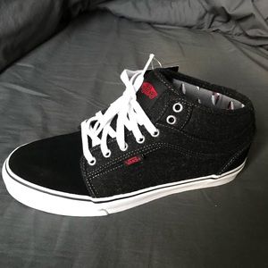 NEVER WORN Vans chukka midtop skate shoes