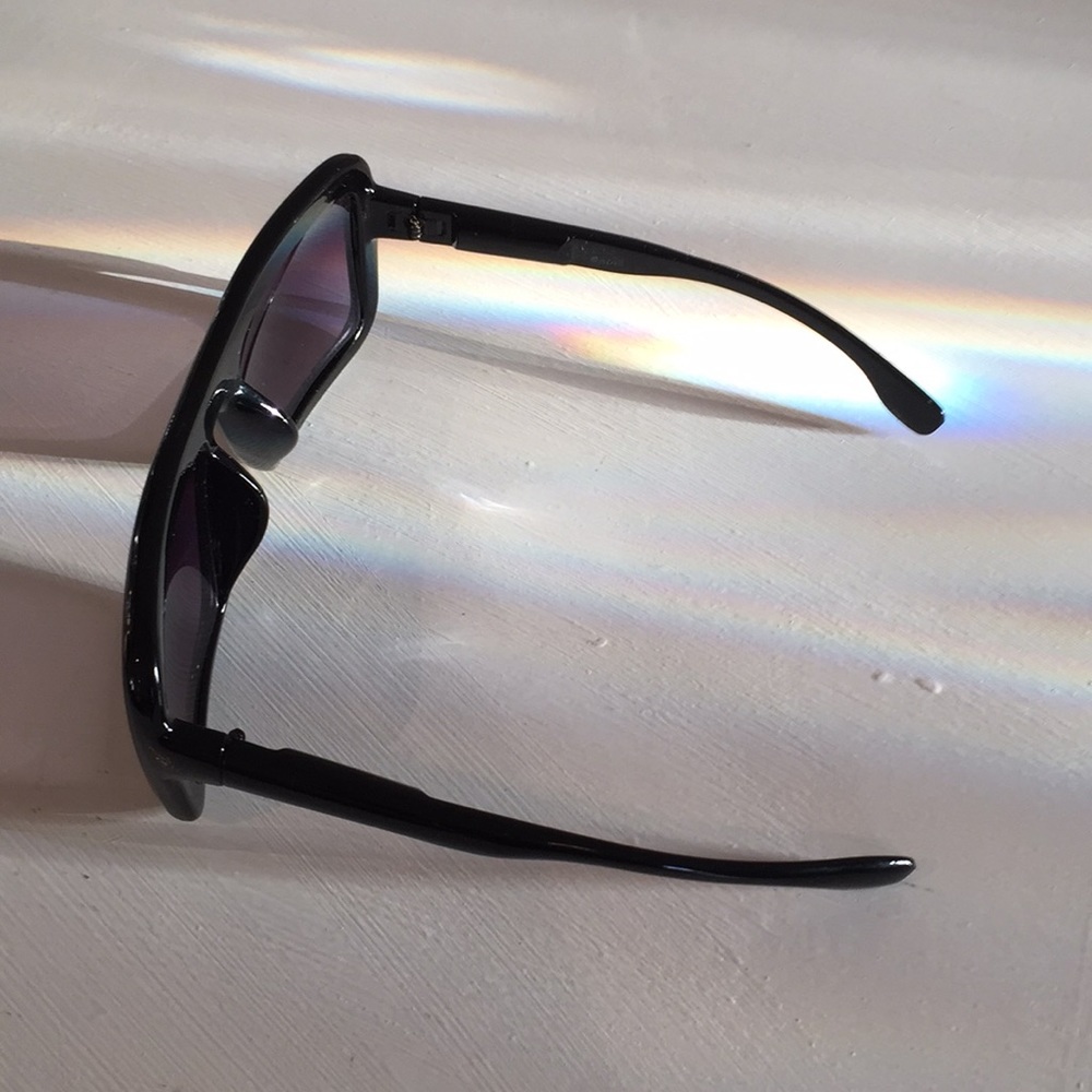 Black Oversized Retro Style Fashion Sunglasses - Picture 3 of 5