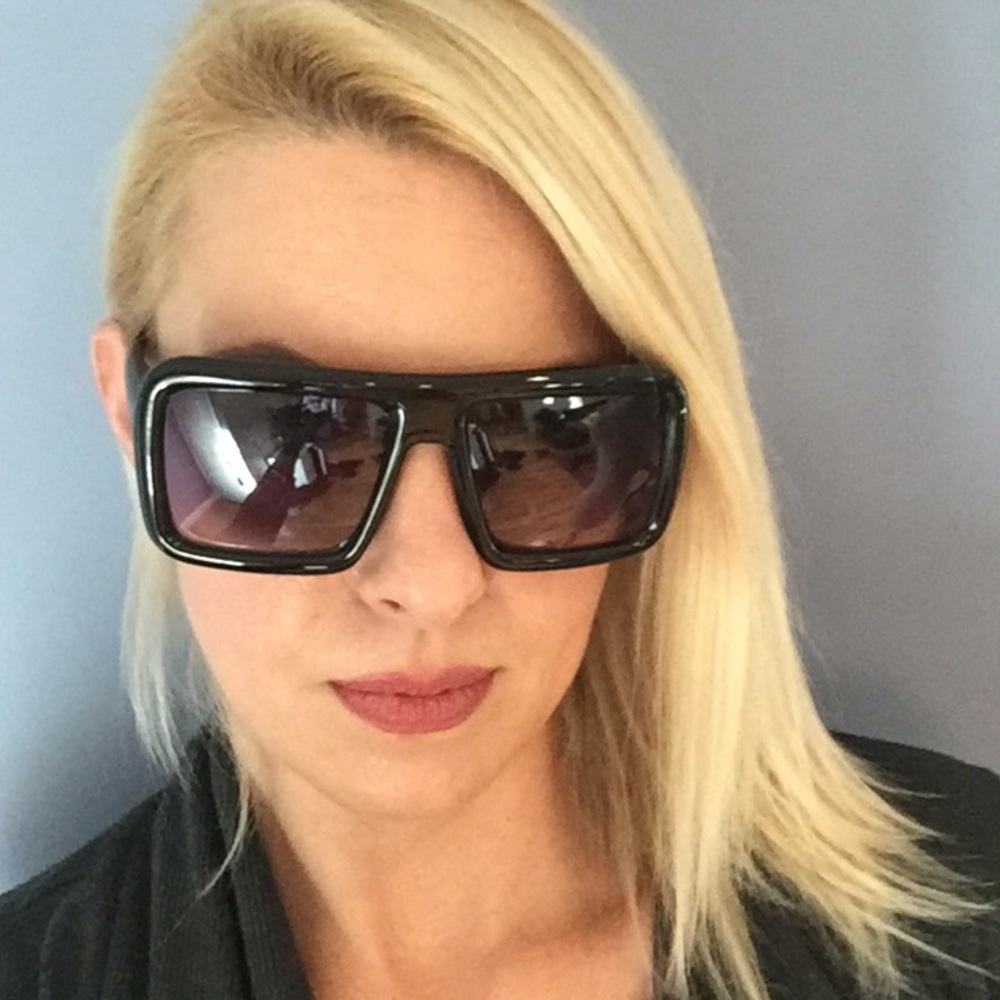 Black Oversized Retro Style Fashion Sunglasses - Picture 5 of 5
