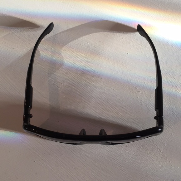 Black Oversized Retro Style Fashion Sunglasses - Picture 2 of 5