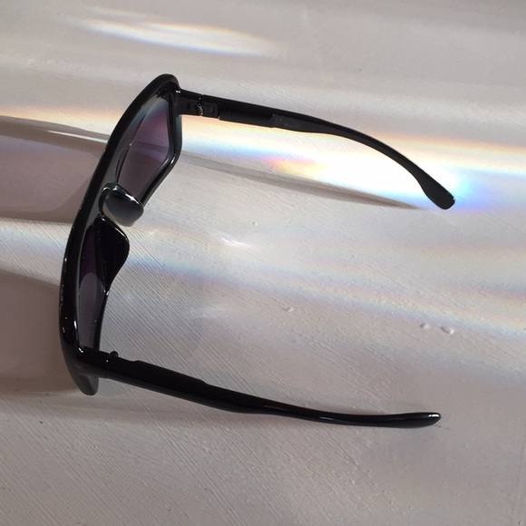 Black Oversized Retro Style Fashion Sunglasses - Picture 3 of 5