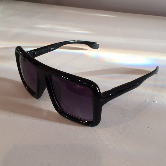 Black Oversized Retro Style Fashion Sunglasses - Picture 4 of 5