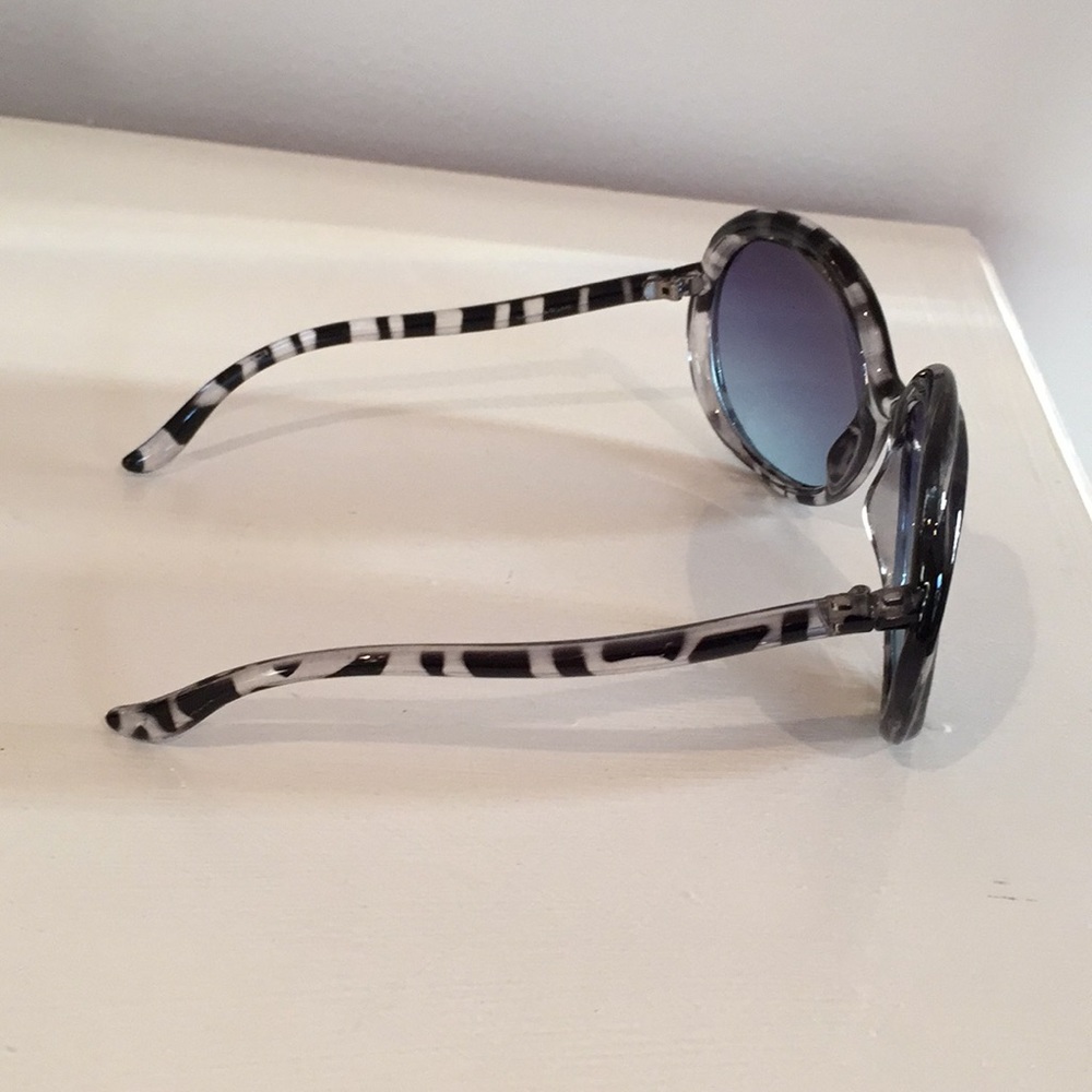 Gray Black Tortoise Shell Oversized Sunglasses - Picture 5 of 7