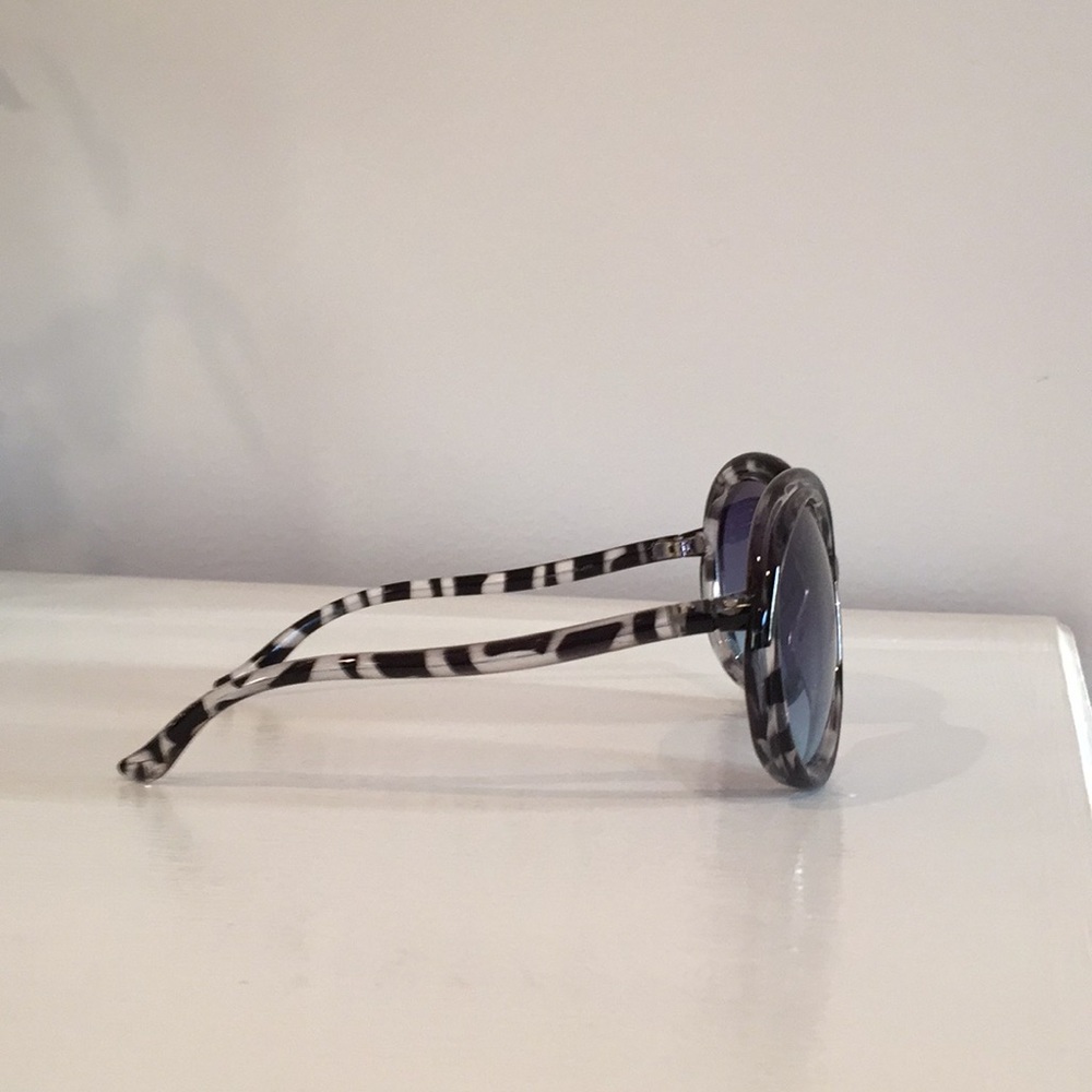 Gray Black Tortoise Shell Oversized Sunglasses - Picture 6 of 7