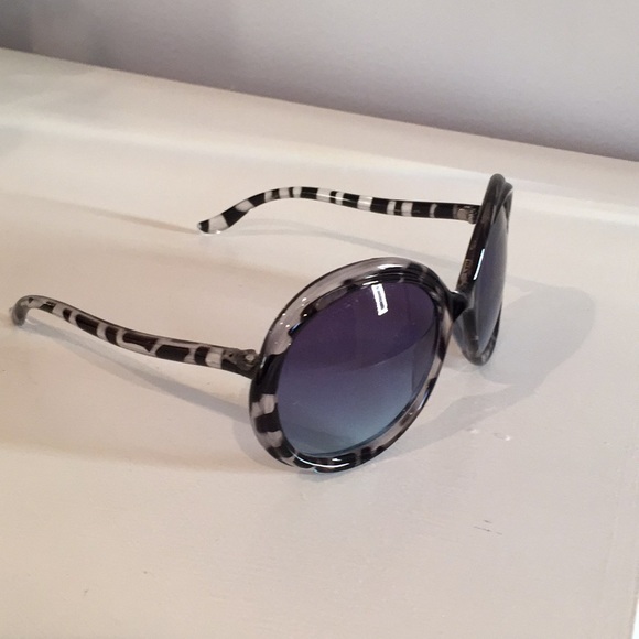 Gray Black Tortoise Shell Oversized Sunglasses - Picture 4 of 7