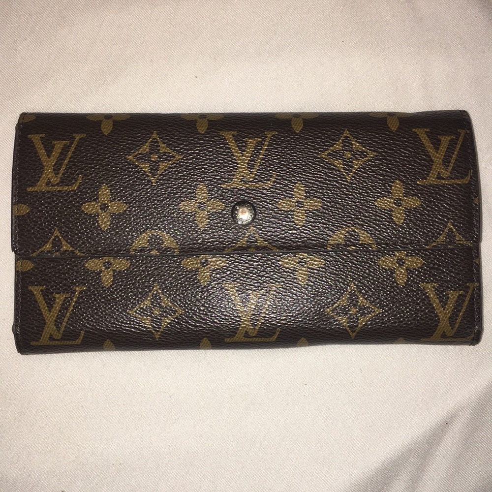 Louis Vuitton wallet mono