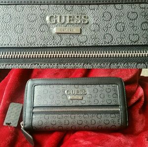 NWT GUESS Wallet comes with a beautiful necklace