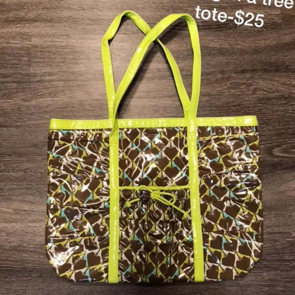 Used once sitting in a tree tote