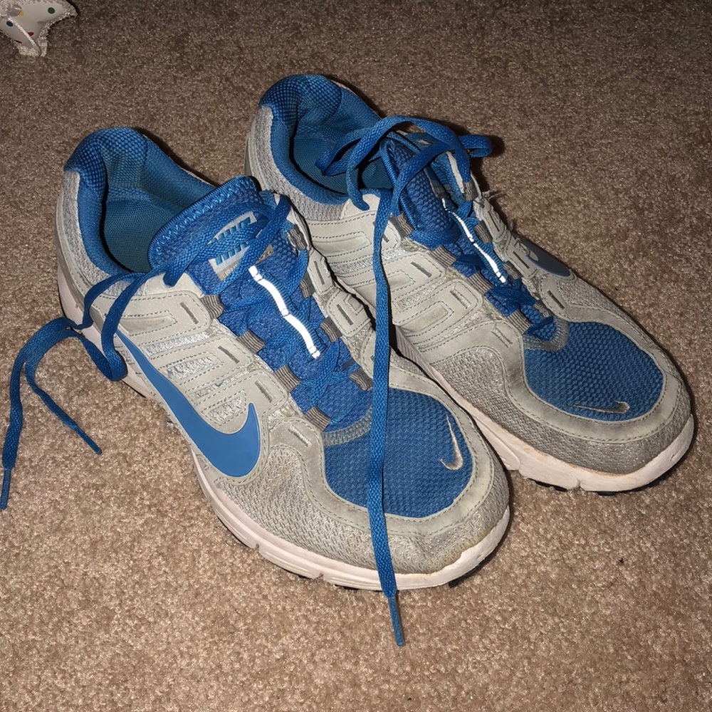 Nike Run Avant tennis shoes