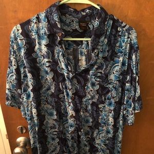 Hawaiian print shirt 🌺