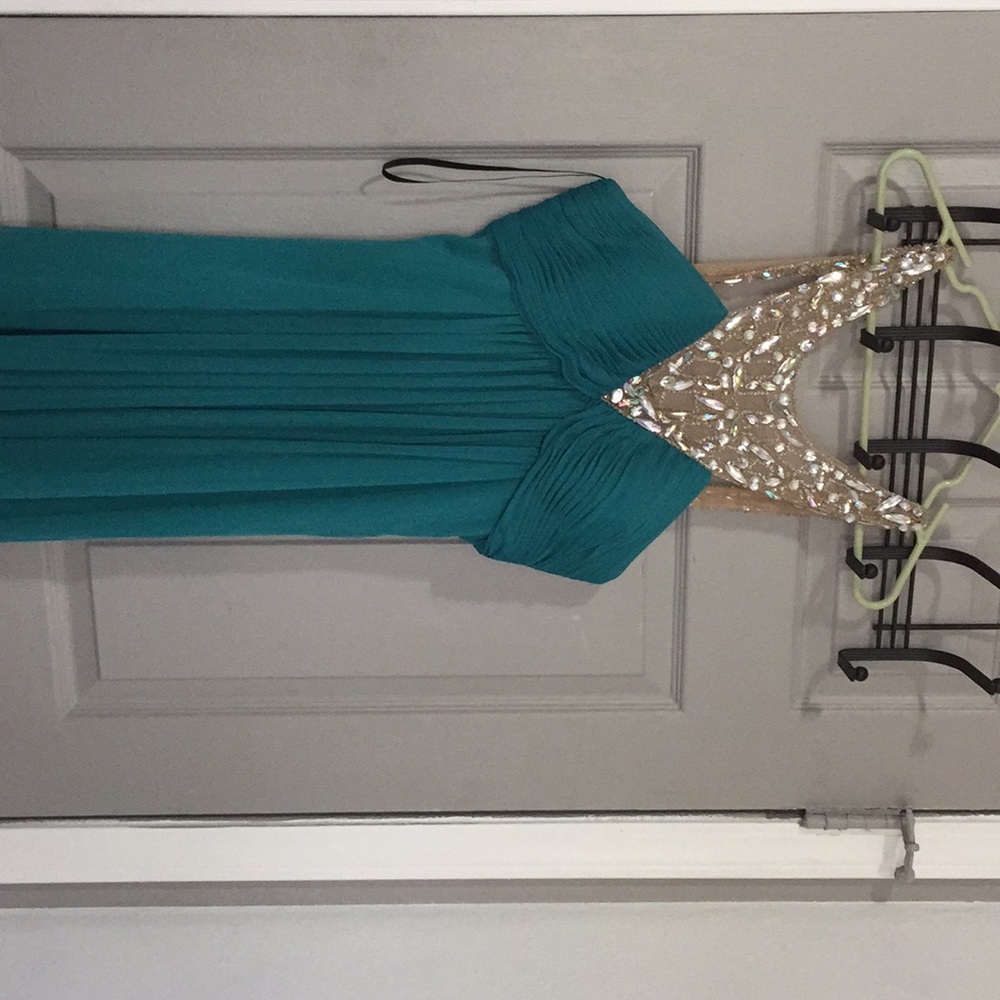 Beautiful formal dress !!