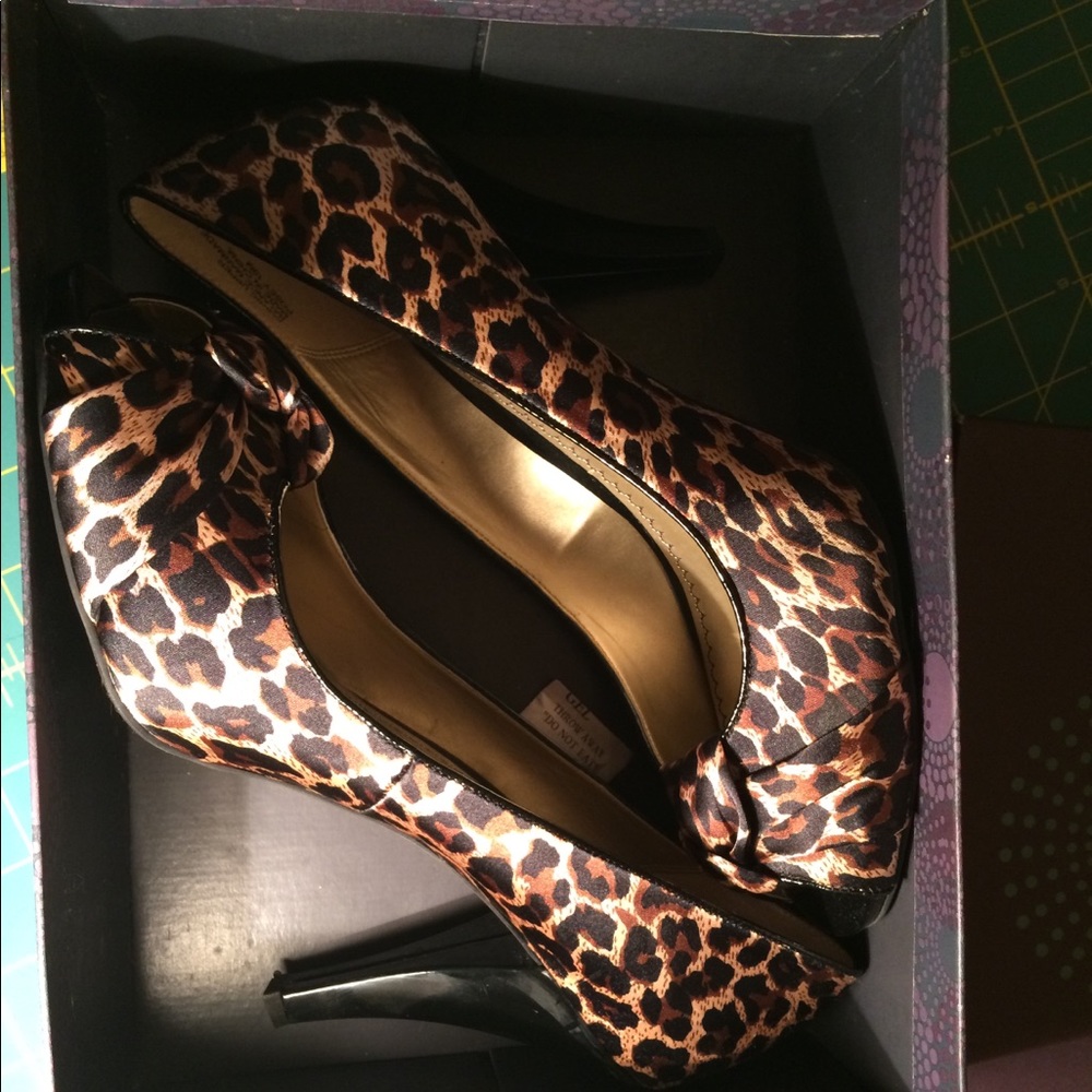 Pin-up style leopard print peep-toe pumps, size 10