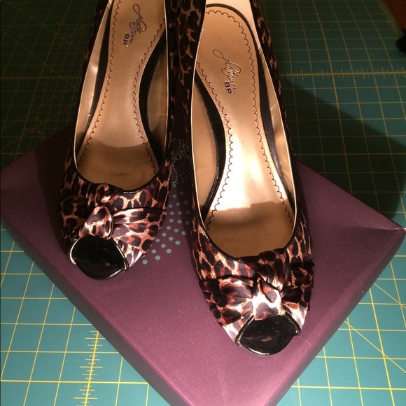 Pin-up style leopard print peep-toe pumps, size 10 - Picture 2 of 5