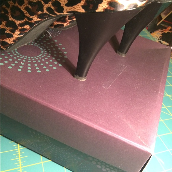 Pin-up style leopard print peep-toe pumps, size 10 - Picture 3 of 5