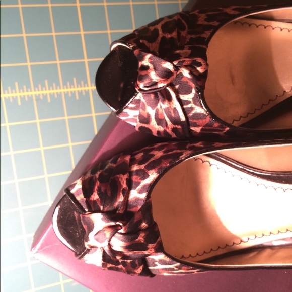 Pin-up style leopard print peep-toe pumps, size 10 - Picture 4 of 5