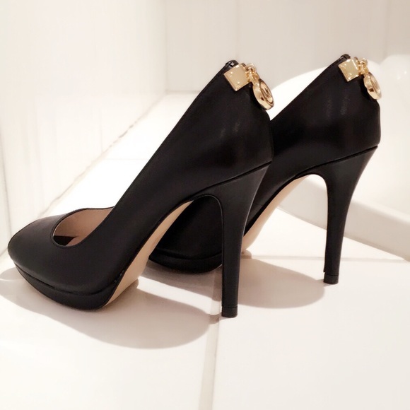 Michael Kors black Leather peep toe pumps. Size5.5 - Picture 2 of 6