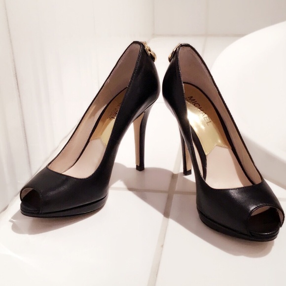 Michael Kors black Leather peep toe pumps. Size5.5 - Picture 4 of 6