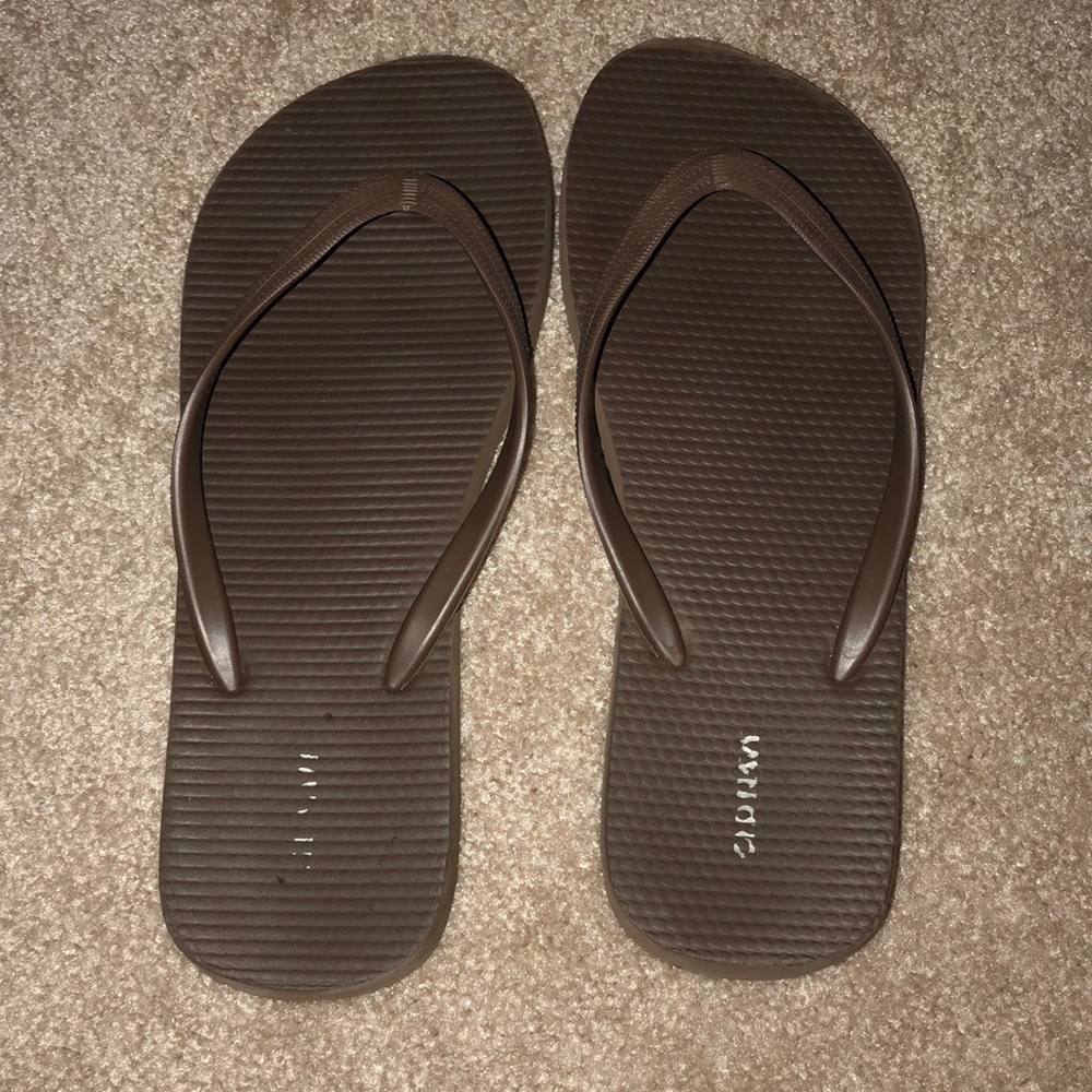 Brown old navy signature flip-flops