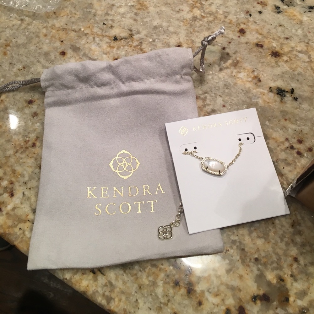 *SOLD* kendra scott white necklace