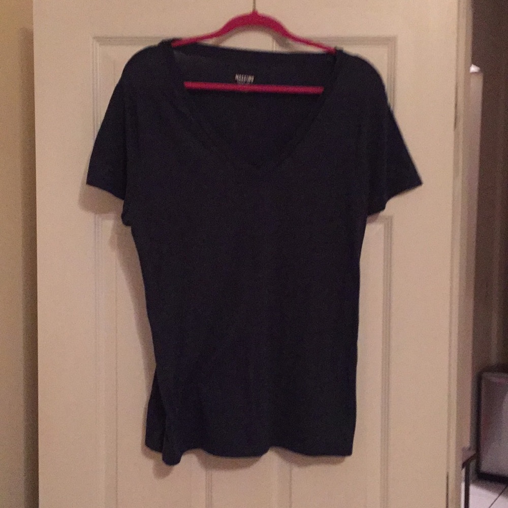 V-neck t-shirt