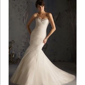 Beautiful wedding gown/dress for sale. Size 10