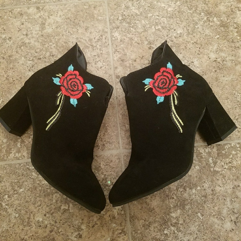 Velvet embroidered booties