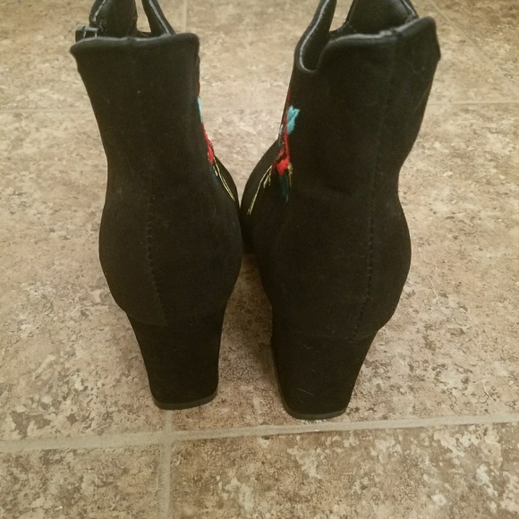 Velvet embroidered booties - Picture 2 of 5