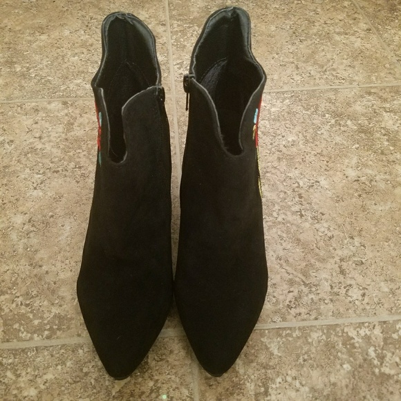 Velvet embroidered booties - Picture 3 of 5