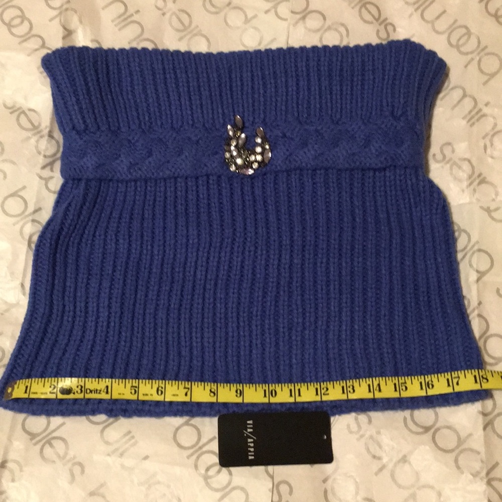 Snood with removable brooch