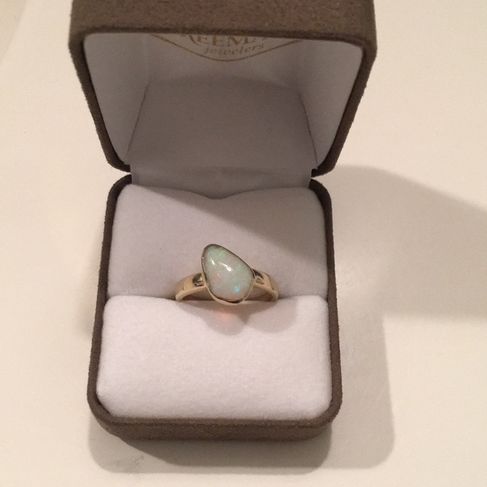 💍Gorgeous 14kt solid gold Australian opal ring 🤩
