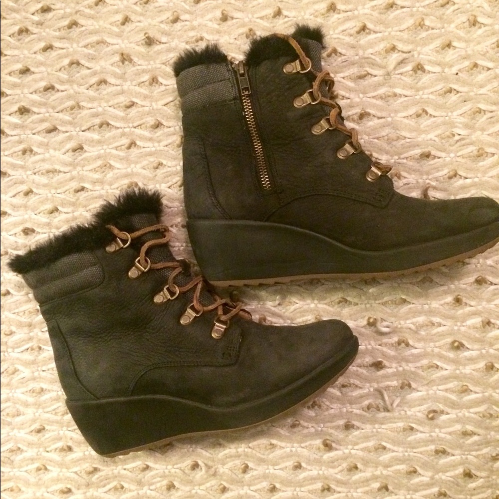 Sperry boots with leather lace up and fur lining