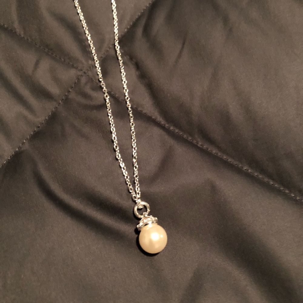 Worn once. Single faux pearl necklace.