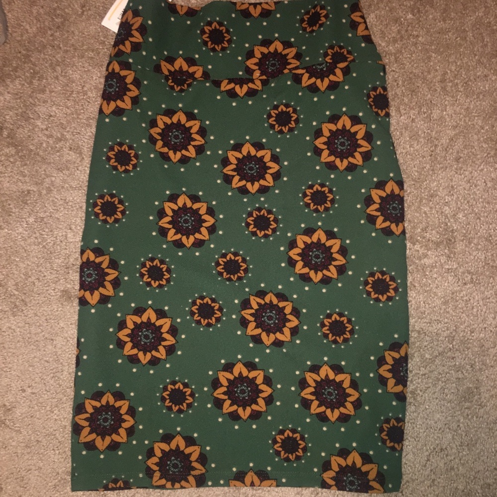 LULAROE SMALL CASSIE SKIRT