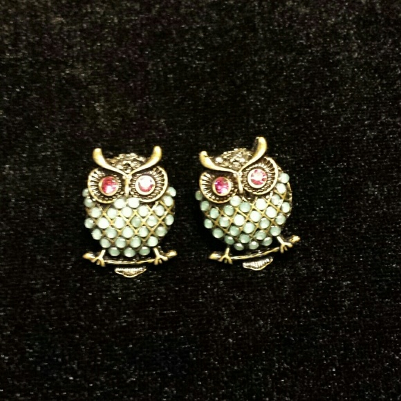 ⬇️$20 Antique Style Gold Tone Owl Stud Earrings - Picture 2 of 5