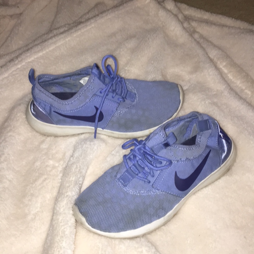 Size 8 blue/ kinda purple-ish Nike shoes