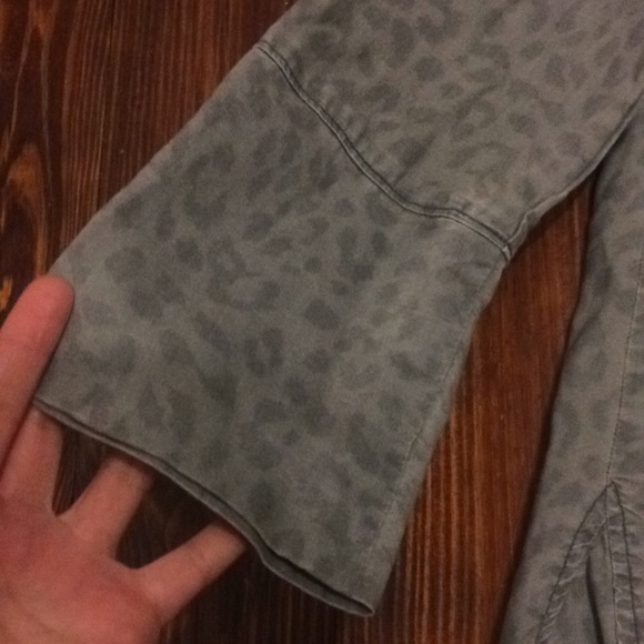 Cloth and stone leopard print button down blouse - Picture 5 of 6