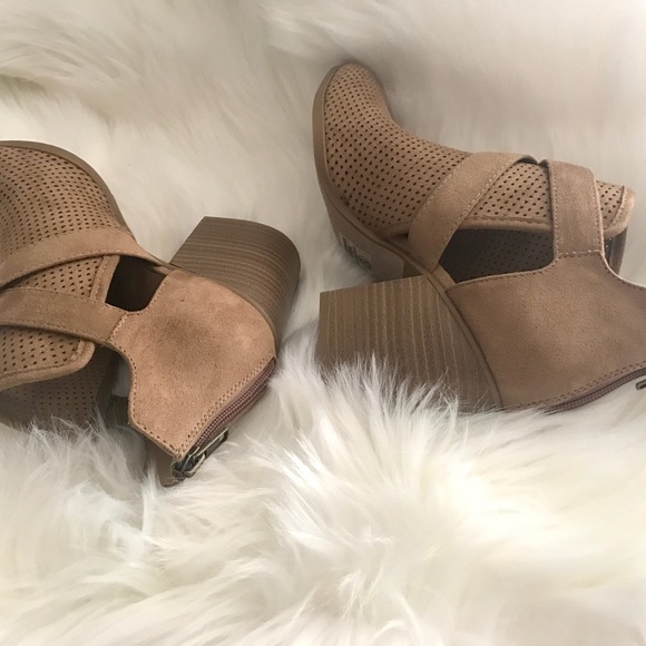 LAST 1️⃣ Ankle Strap Block Heel Bootie - Picture 2 of 5
