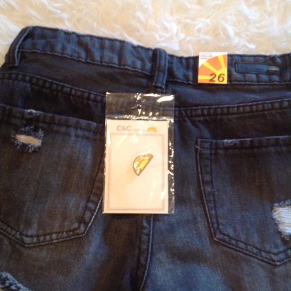 Clearance!mC&C cA hi lo distressed cutoffs💕 - Picture 3 of 6