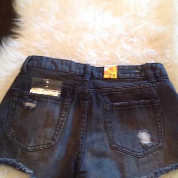 Clearance!mC&C cA hi lo distressed cutoffs💕 - Picture 5 of 6