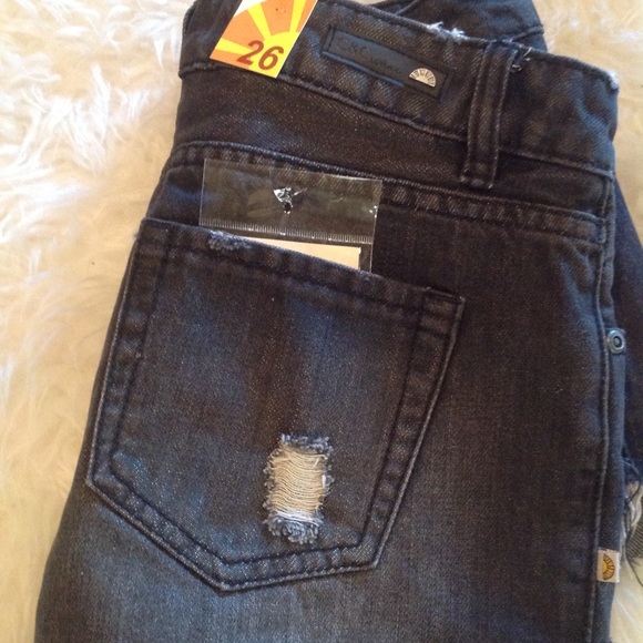 Clearance!mC&C cA hi lo distressed cutoffs💕 - Picture 2 of 6