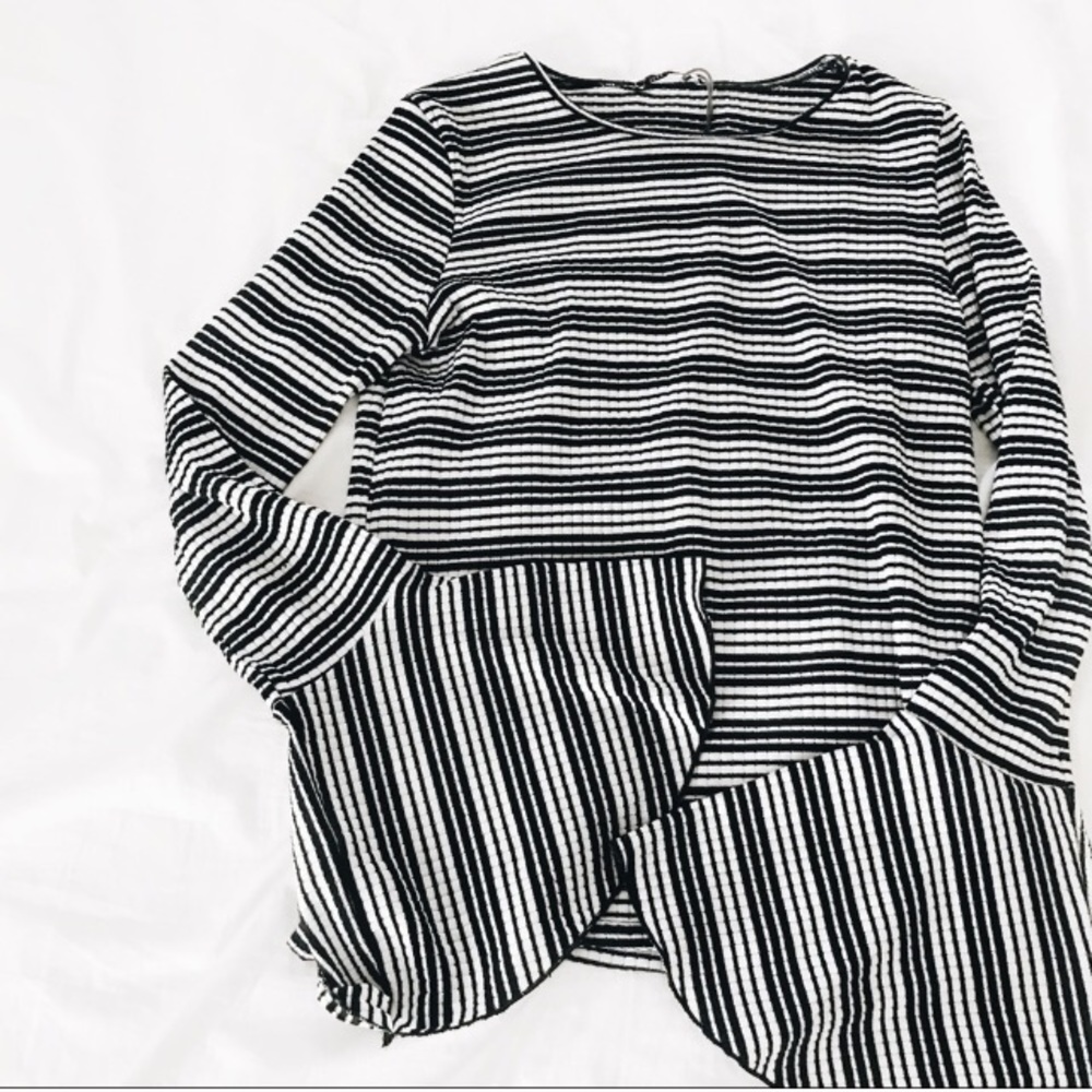 ⚫️⚪️⚫️  Zara Striped Blouse  ⚪️⚫️⚪️