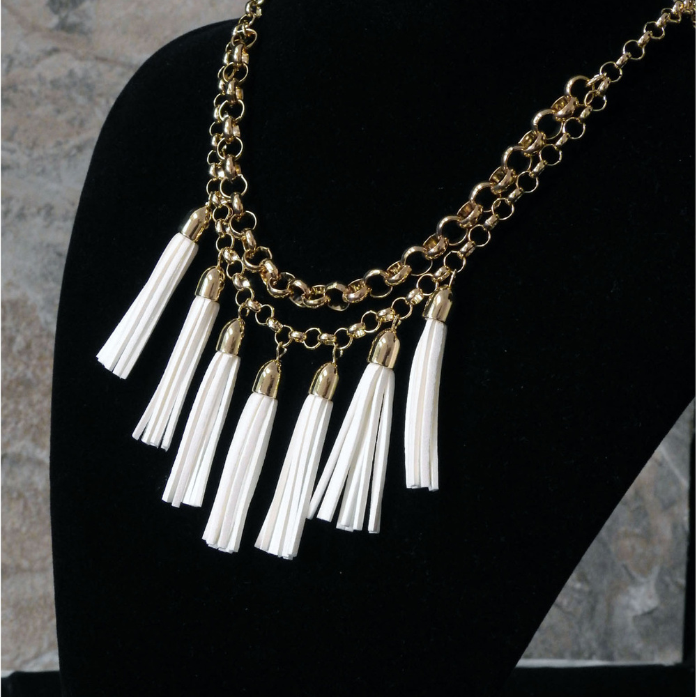 NWT Gold chain W 7 white handing tassels LTDN22 - Picture 4 of 6
