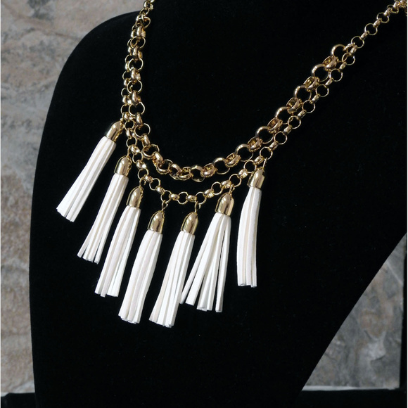 NWT Gold chain W 7 white handing tassels LTDN22 - Picture 4 of 6