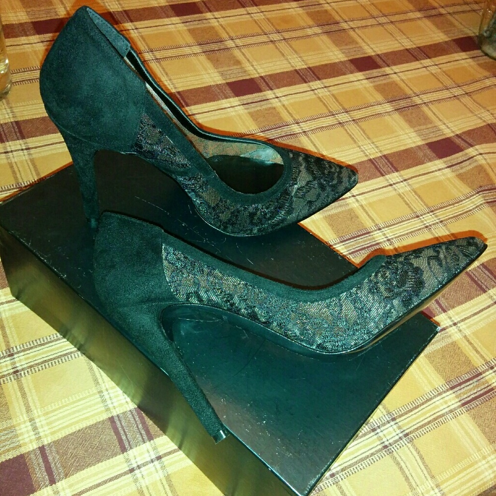 🆕French Connection  Rosana Lace Court heels
