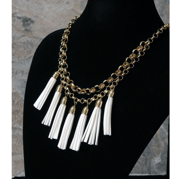 NWOT Gold chain W 7 white handing tassels LTDN22nc - Picture 4 of 6