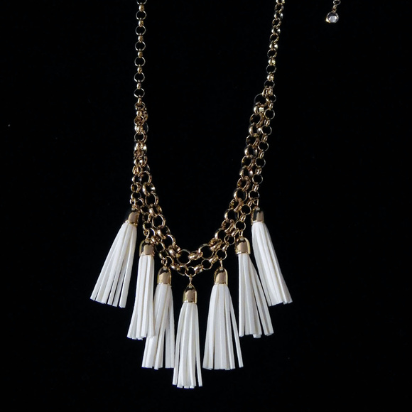 NWOT Gold chain W 7 white handing tassels LTDN22nc - Picture 6 of 6