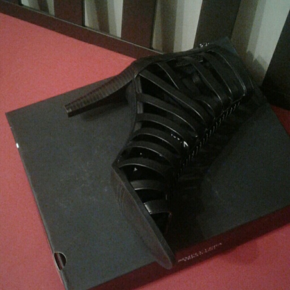 Heels by Vera Wang - Picture 2 of 3