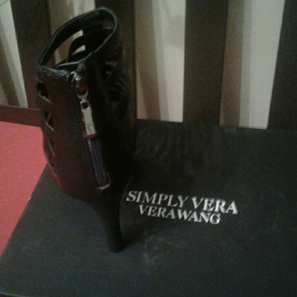 Heels by Vera Wang - Picture 3 of 3