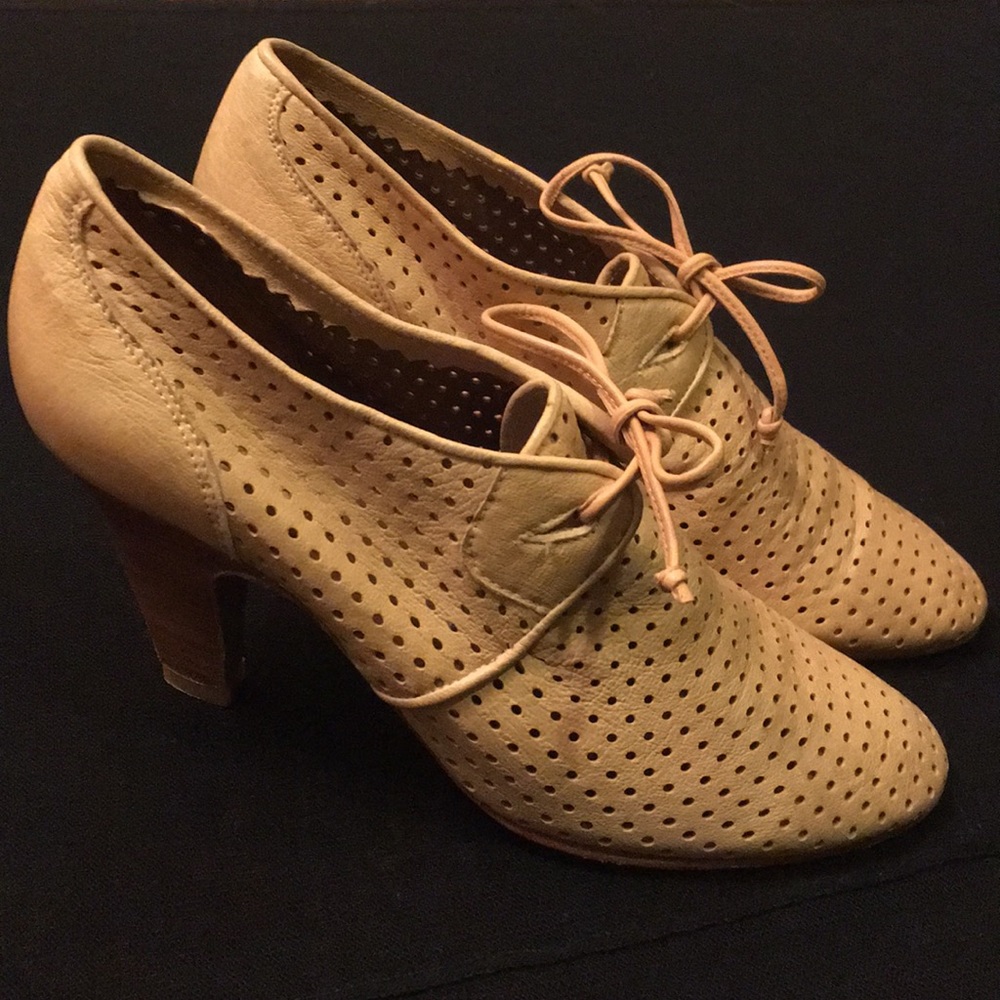 MAX AZRIA Perforated Lace Up Oxford Wood Heel