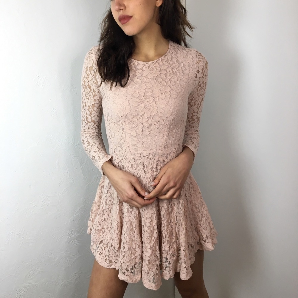 ⬇️ Floral detailed baby pink dress